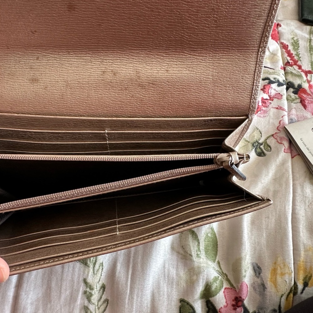 Authentic Gucci Lovely Heart Gold Wallet. - Picture 9 of 14